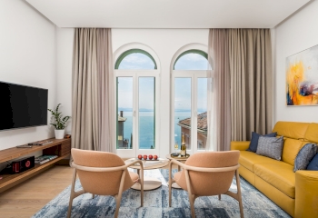 Apartment with sea view in a historic villa
